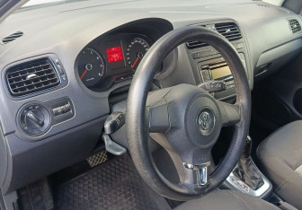 Подержанный автомобиль Volkswagen Polo Sedan 2011 года (14 фото)