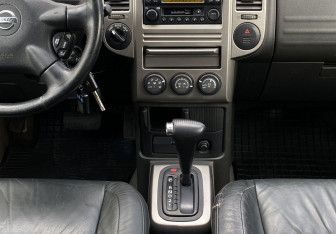 Подержанный автомобиль Nissan X-Trail 2005 года (13 фото)