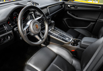Подержанный автомобиль Porsche Macan 2019 года (12 фото)