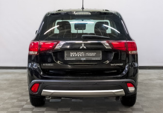 Подержанный автомобиль Mitsubishi Outlander 2016 года (6 фото)