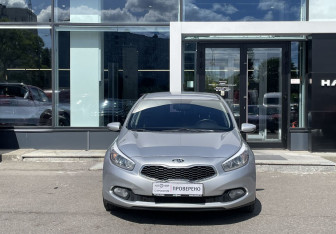 Подержанный автомобиль Kia Ceed Hatchback 2013 года (2 фото)