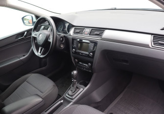 Подержанный автомобиль Skoda Rapid Liftback 2015 года (10 фото)