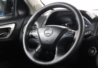 Подержанный автомобиль Nissan Pathfinder 2015 года (15 фото)