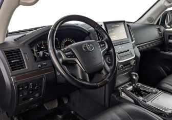 Подержанный автомобиль Toyota Land Cruiser Suv 2018 года (15 фото)