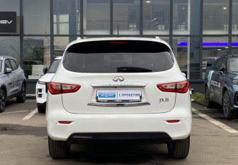 Подержанный автомобиль Infiniti JX 2013 года (6 фото)