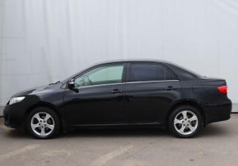 Подержанный автомобиль Toyota Corolla Sedan 2011 года (8 фото)