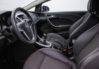 Подержанный автомобиль Opel Astra Hatchback 2011 года (10 фото)