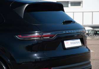 Подержанный автомобиль Porsche Cayenne 2020 года (36 фото)