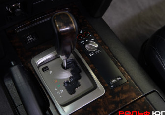 Подержанный автомобиль Toyota Land Cruiser Suv 2011 года (23 фото)