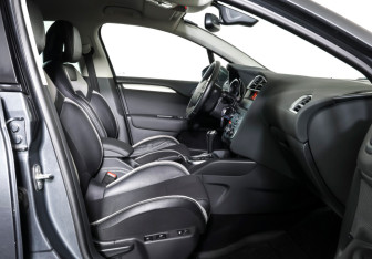 Подержанный автомобиль Citroen C4 Hatchback 2013 года (10 фото)