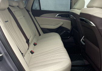 Подержанный автомобиль Hongqi H5 2024 года (22 фото)