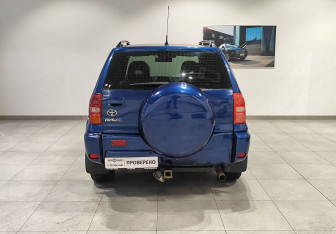 Подержанный автомобиль Toyota RAV4 2005 года (6 фото)