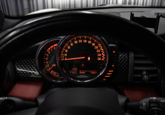 Подержанный автомобиль MINI Hatch 2016 года (14 фото)