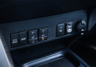 Подержанный автомобиль Toyota RAV4 2017 года (12 фото)
