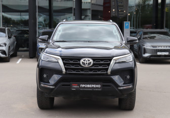 Подержанный автомобиль Toyota Fortuner 2021 года (2 фото)