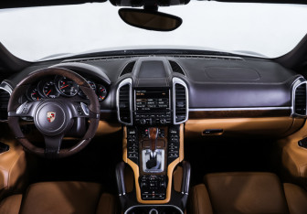 Подержанный автомобиль Porsche Cayenne 2012 года (17 фото)
