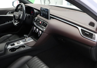 Подержанный автомобиль Genesis G70 2018 года (25 фото)