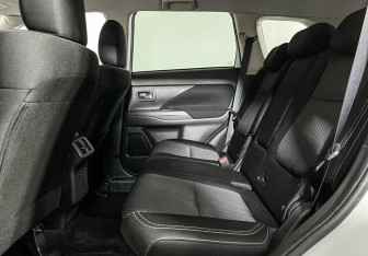 Подержанный автомобиль Mitsubishi Outlander 2019 года (10 фото)