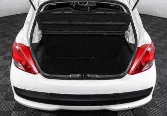 Подержанный автомобиль Peugeot 207 Hatchback 2010 года (10 фото)