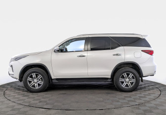 Подержанный автомобиль Toyota Fortuner 2022 года (8 фото)