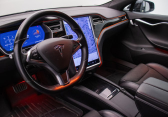 Подержанный автомобиль Tesla Model S 2018 года (9 фото)