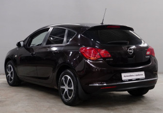 Подержанный автомобиль Opel Astra Hatchback 2013 года (5 фото)