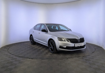 Подержанный автомобиль Skoda Octavia Liftback 2019 года (3 фото)