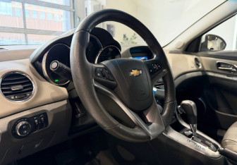 Подержанный автомобиль Chevrolet Cruze Sedan 2010 года (13 фото)