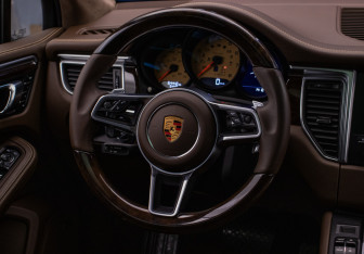 Подержанный автомобиль Porsche Macan 2017 года (15 фото)