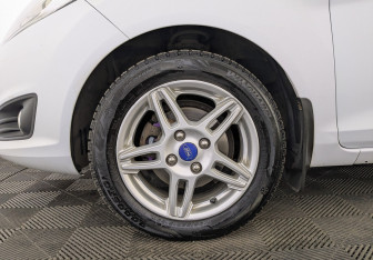 Подержанный автомобиль Ford Fiesta Sedan 2015 года (7 фото)
