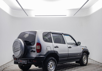 Подержанный автомобиль Chevrolet Niva 2007 года (5 фото)