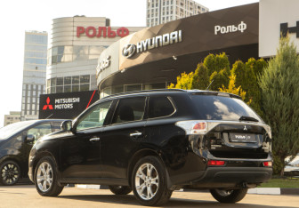 Подержанный автомобиль Mitsubishi Outlander 2013 года (5 фото)