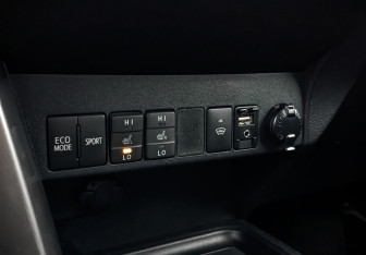 Подержанный автомобиль Toyota RAV4 2016 года (21 фото)