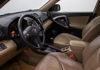 Подержанный автомобиль Toyota RAV4 2011 года (10 фото)