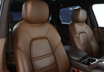 Подержанный автомобиль Porsche Cayenne 2021 года (16 фото)