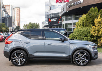 Подержанный автомобиль Volvo XC40 2019 года (3 фото)