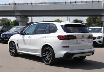 Подержанный автомобиль BMW X5 2020 года (7 фото)