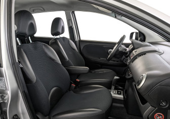 Подержанный автомобиль Nissan Note 2013 года (24 фото)