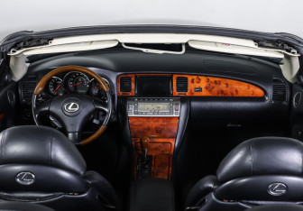 Подержанный автомобиль Lexus SC Convertible 2002 года (12 фото)