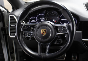 Подержанный автомобиль Porsche Cayenne 2019 года (18 фото)