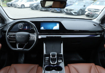 Подержанный автомобиль Omoda C5 2023 года (12 фото)