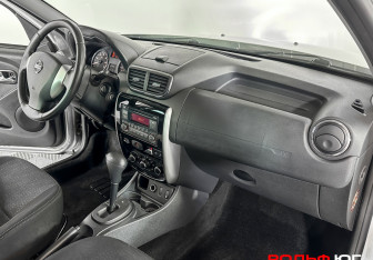 Подержанный автомобиль Nissan Terrano 2015 года (9 фото)