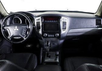 Подержанный автомобиль Mitsubishi Pajero 2015 года (12 фото)