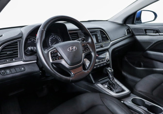 Подержанный автомобиль Hyundai Elantra Sedan 2017 года (6 фото)