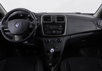Подержанный автомобиль Renault Sandero 2016 года (6 фото)