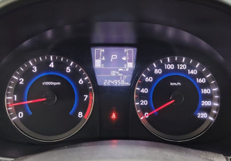 Подержанный автомобиль Hyundai Solaris Hatchback 2015 года (12 фото)