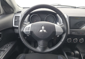 Подержанный автомобиль Mitsubishi Outlander 2011 года (12 фото)