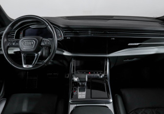 Подержанный автомобиль Audi Q8 2019 года (12 фото)