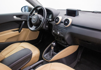 Подержанный автомобиль Audi A1 2011 года (10 фото)