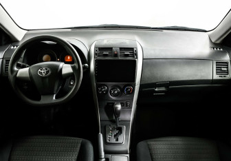 Подержанный автомобиль Toyota Corolla Sedan 2012 года (8 фото)